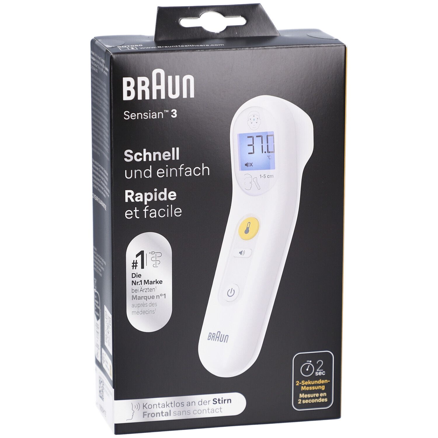 Braun Sensian™ 3 Stirnthermometer auf Verpackung. Weißes Gerät mit Display, gelber Taste. Schwarze Verpackung mit Produktnamen und Text.