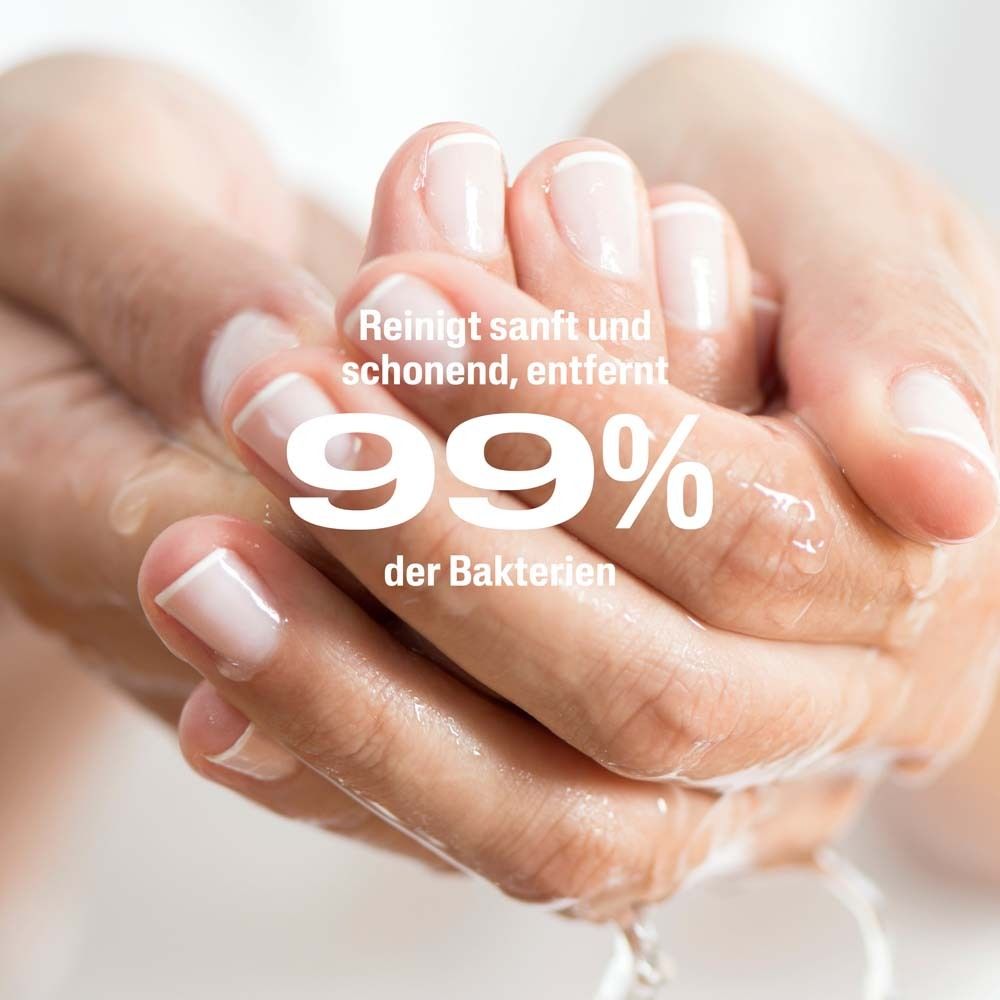 Hände unter fließendem Wasser. Text: Reinigt sanft und schonend, entfernt 99% der Bakterien.