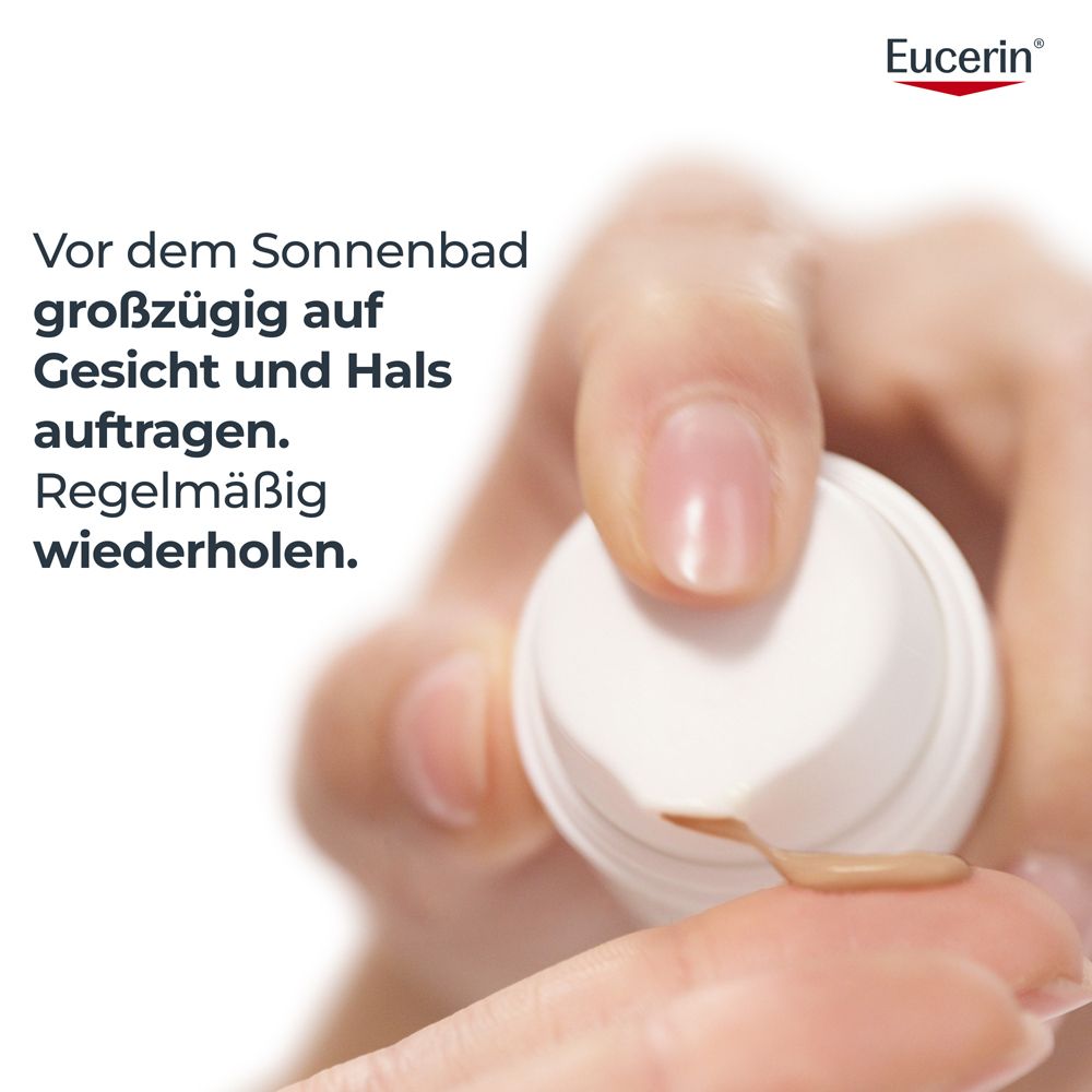 Hand drückt Produkt aus Tube. Text: Vor dem Sonnenbad großzügig auf Gesicht und Hals auftragen. Regelmäßig wiederholen.