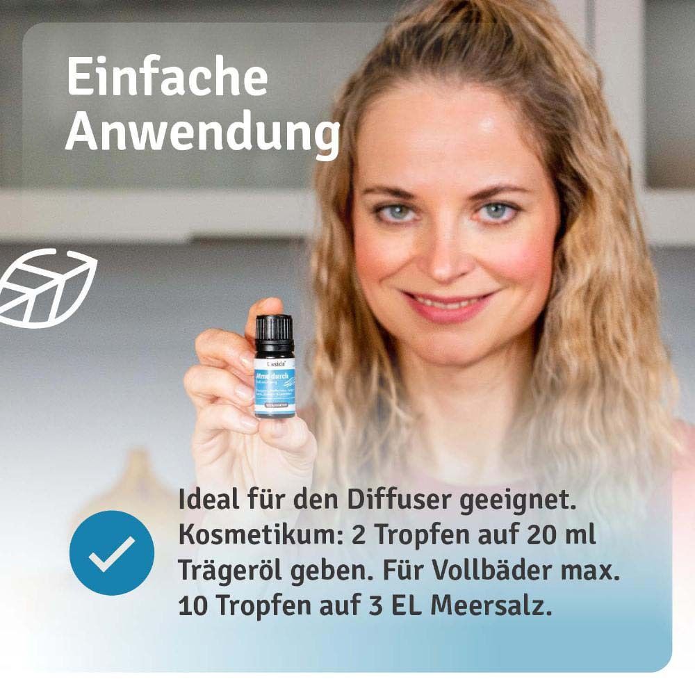 Frau hält Produktflasche. Text: Einfache Anwendung. Ideal für den Diffusor. Kosmetikum: 2 Tropfen.