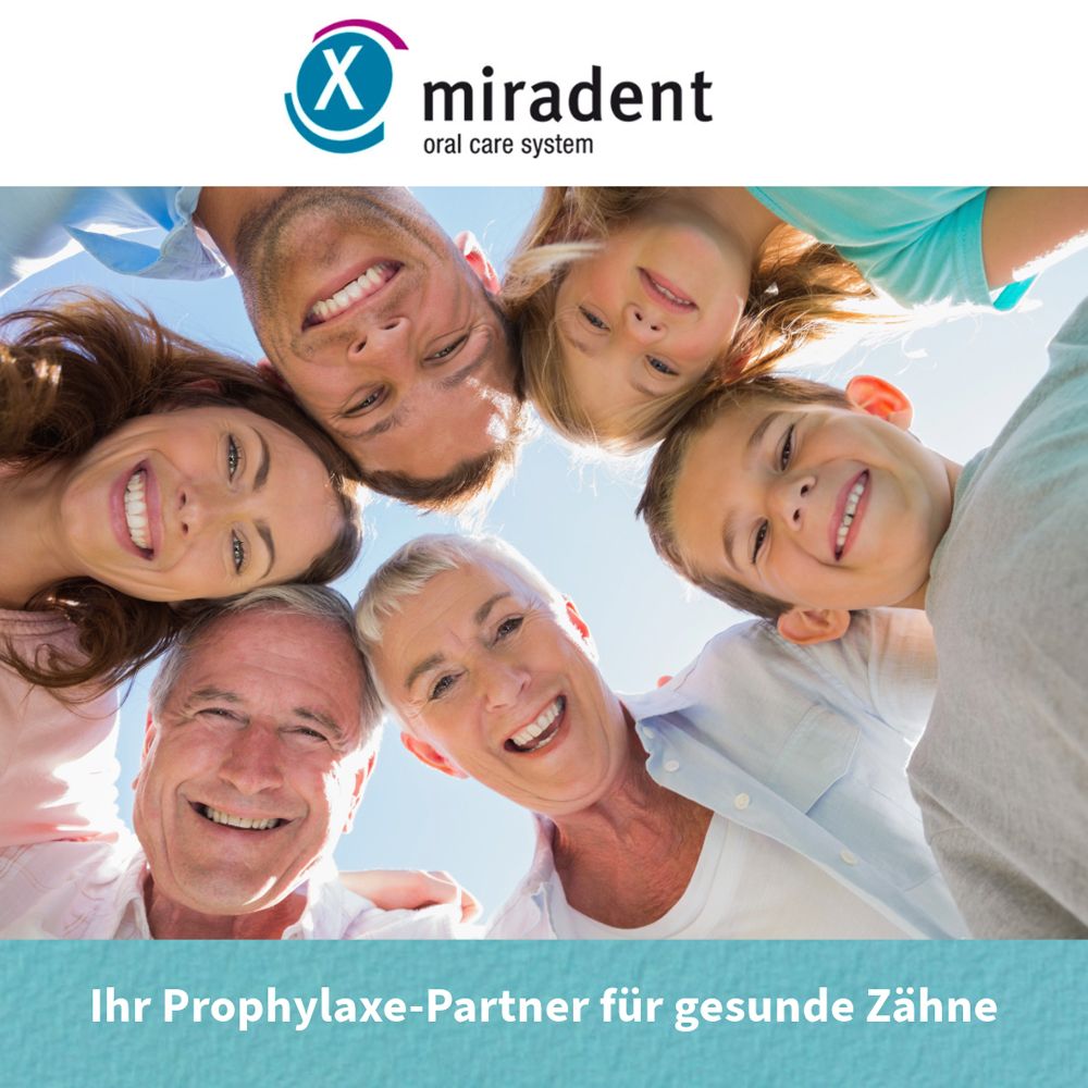 Familienfoto mit lächelnden Gesichtern. Logo: miradent. Text: Ihr Prophylaxe-Partner für gesunde Zähne.
