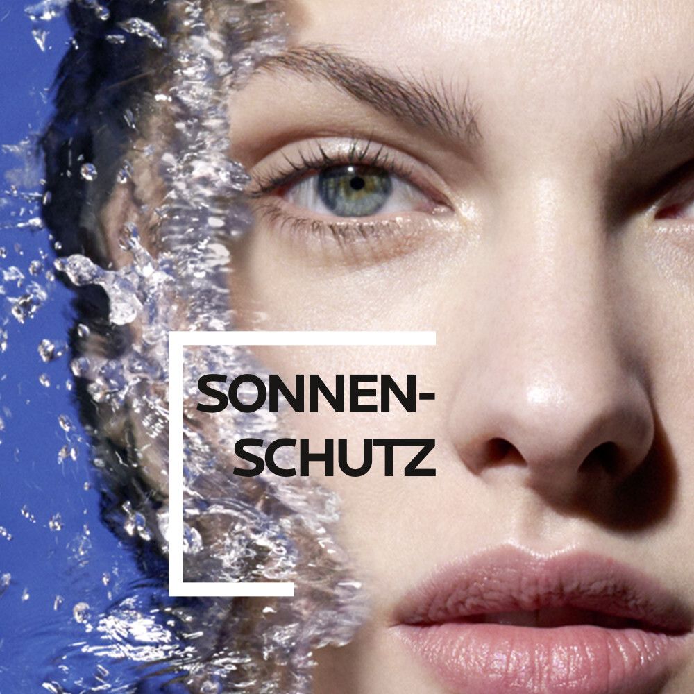 Gesicht einer Frau, besprüht mit Wasser. Text: Sonnenschutz.