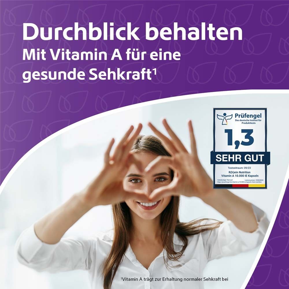 Frau formt mit Händen Herz. Im Hintergrund Text: Mit Vitamin A für eine gesunde Sehkraft. Prüfzeichen mit Bewertung.