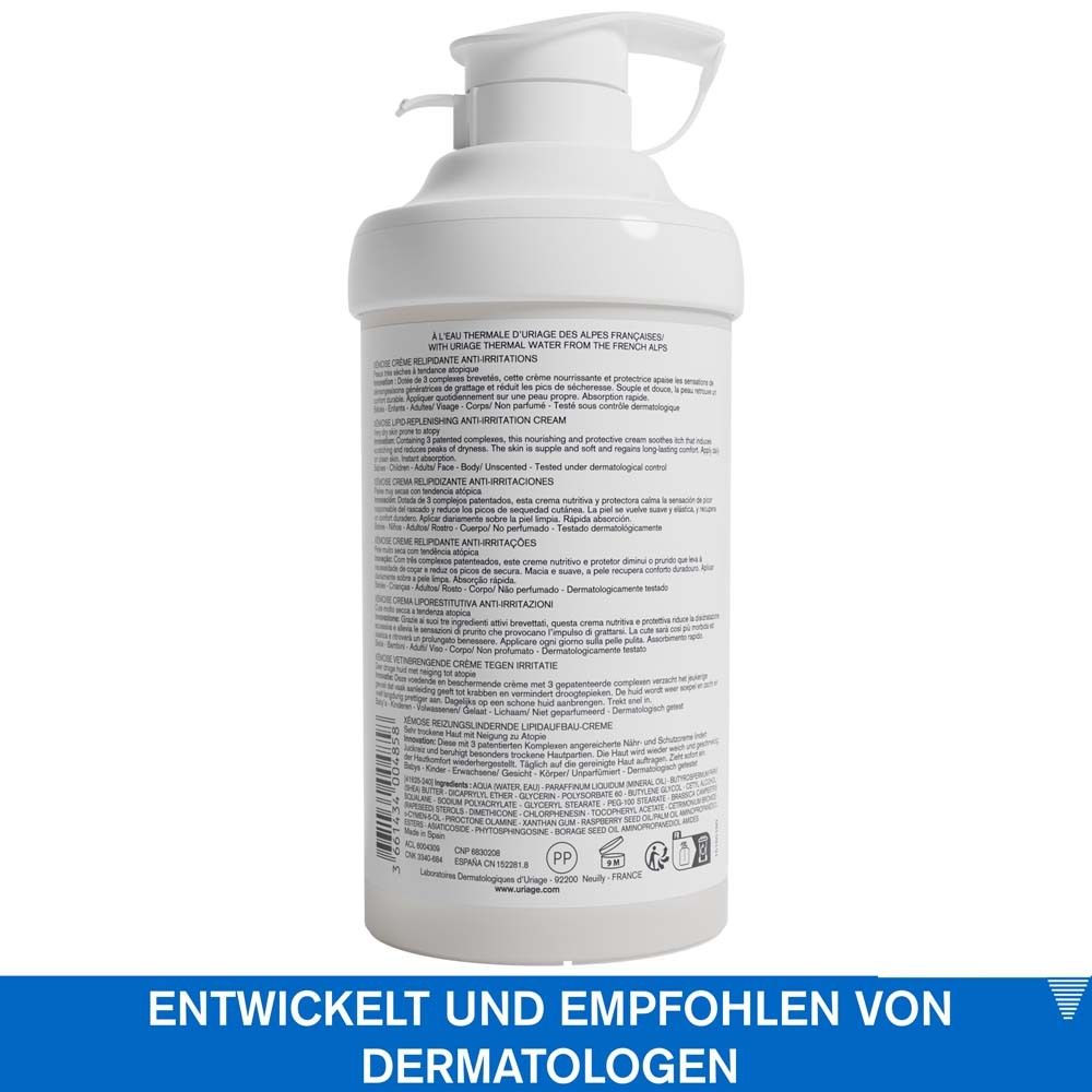 Weiße Flasche mit Pumpe. Uriage Xémose Creme. Text auf der Rückseite. Entwickelt und empfohlen von Dermatologen.