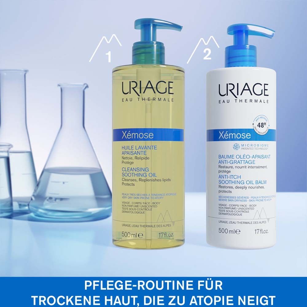 Zwei Flaschen. Links: Reinigungsöl. Rechts: Balsam. Text: Pflege-Routine für trockene Haut, die zu Atopie neigt.