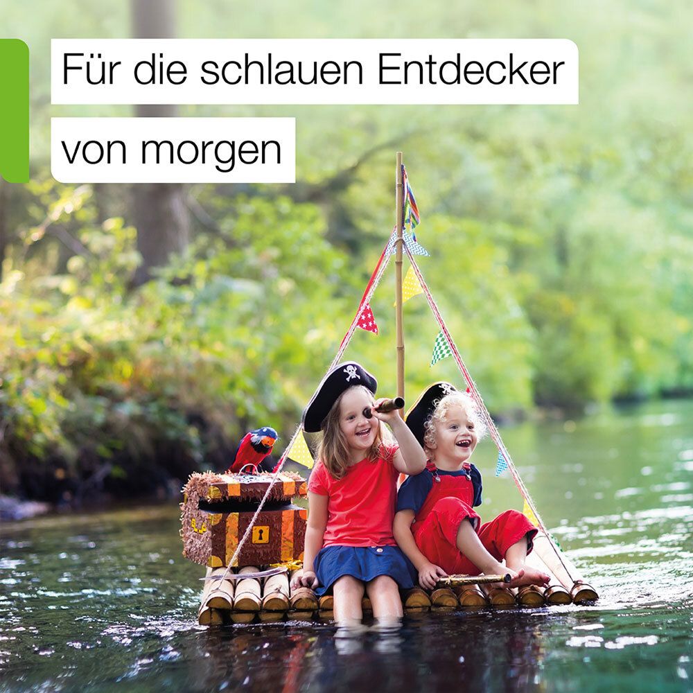 Zwei Kinder auf einem Floß auf dem Wasser. Sie halten Ferngläser und lächeln.