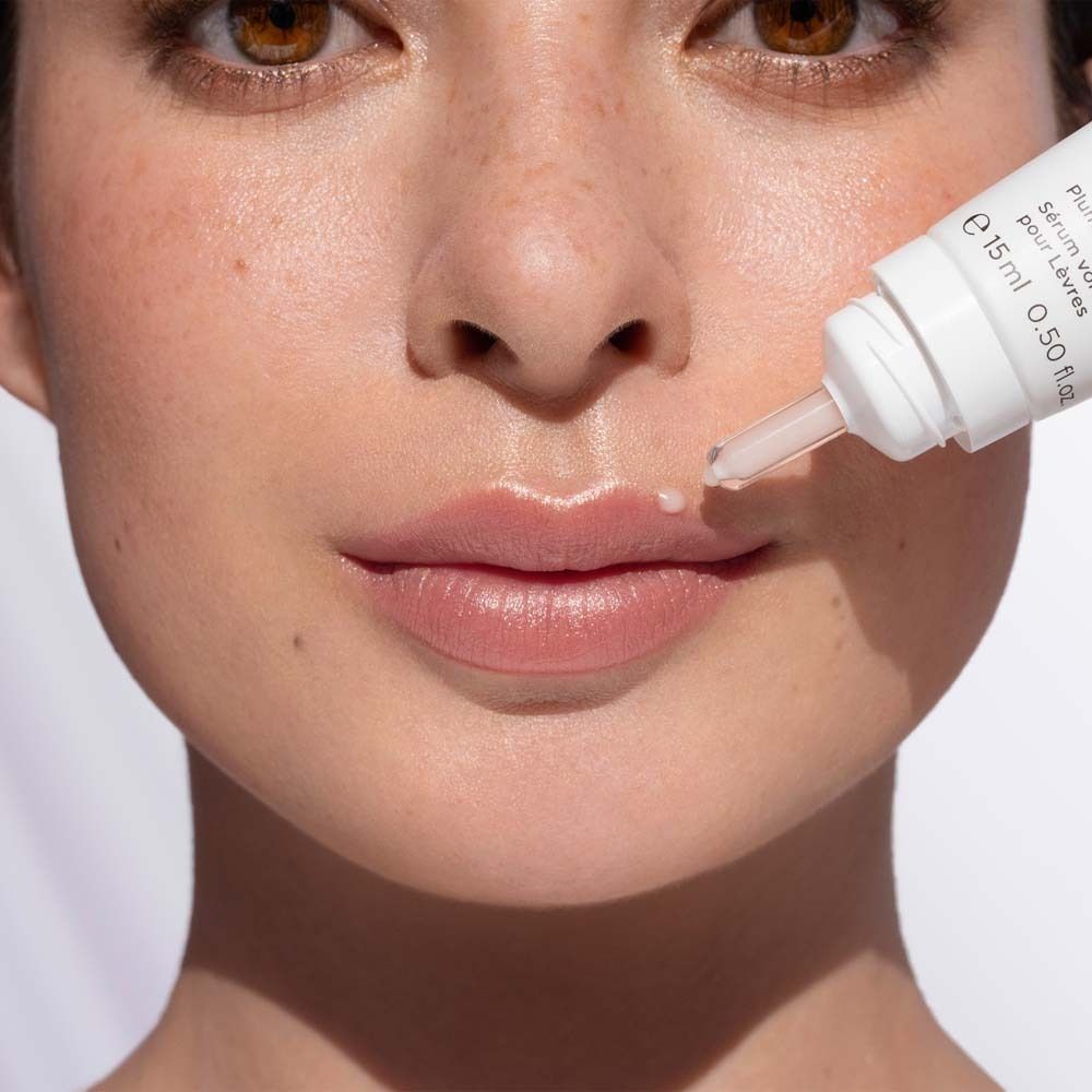 Frau mit Lippen-Serum. Serum wird auf die Lippen aufgetragen. Produktname: NATU COLLAGEN BOOST. Marke: ANNEMARIE BÖRLIND.