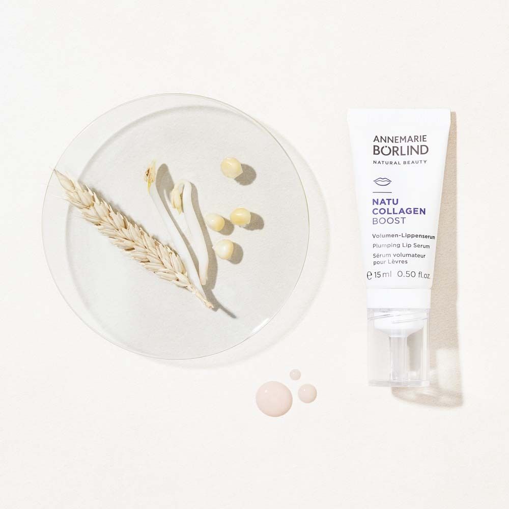Lippen-Serum mit Zubehör. Marke: ANNEMARIE BÖRLIND. Produktname: NATU COLLAGEN BOOST. Mit Samen und Ähre.