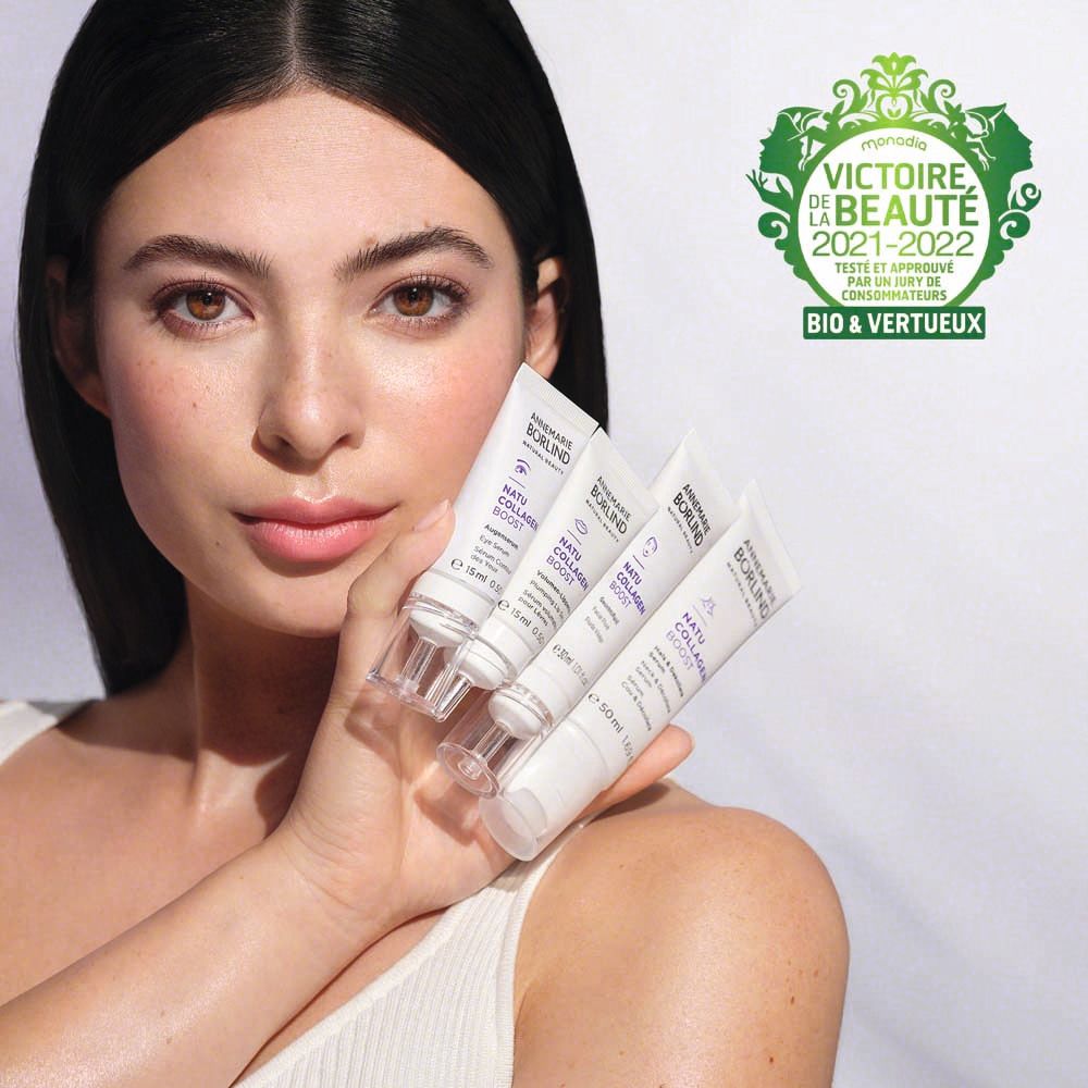 Frau hält Lippen-Seren. Marke: ANNEMARIE BÖRLIND. Produktname: NATU COLLAGEN BOOST. Auszeichnung: Victoire de la Beauté.