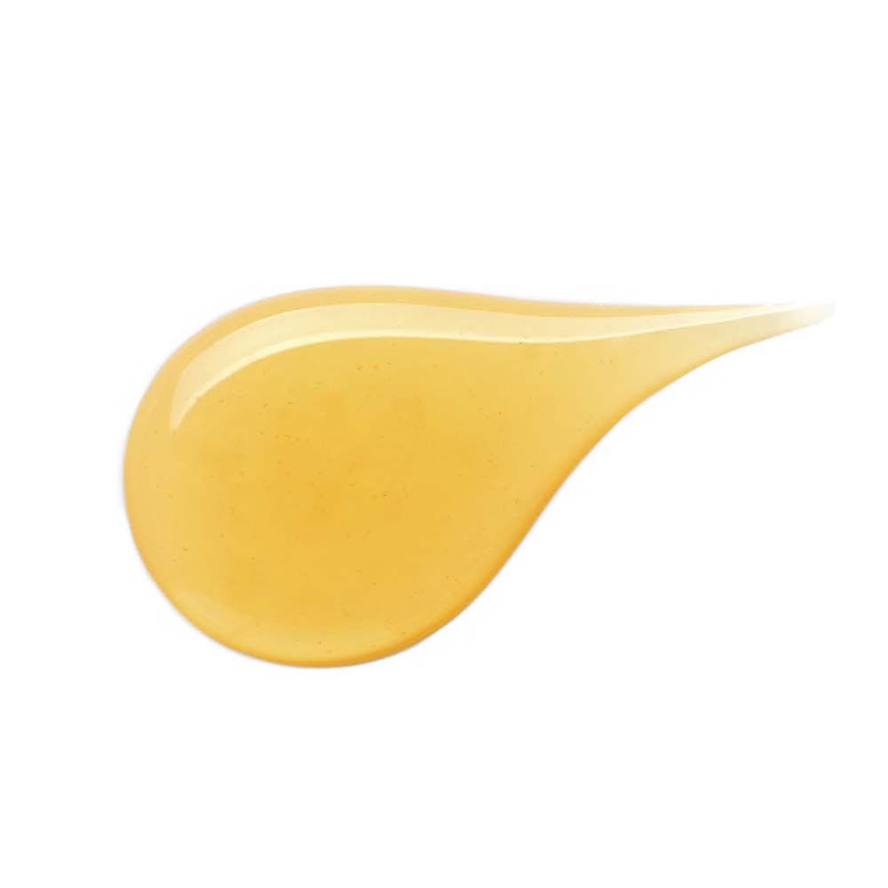 Hand mit Serum auf der Haut. Orangefarbenes Serum auf der Haut. Endocare C Ferulic.