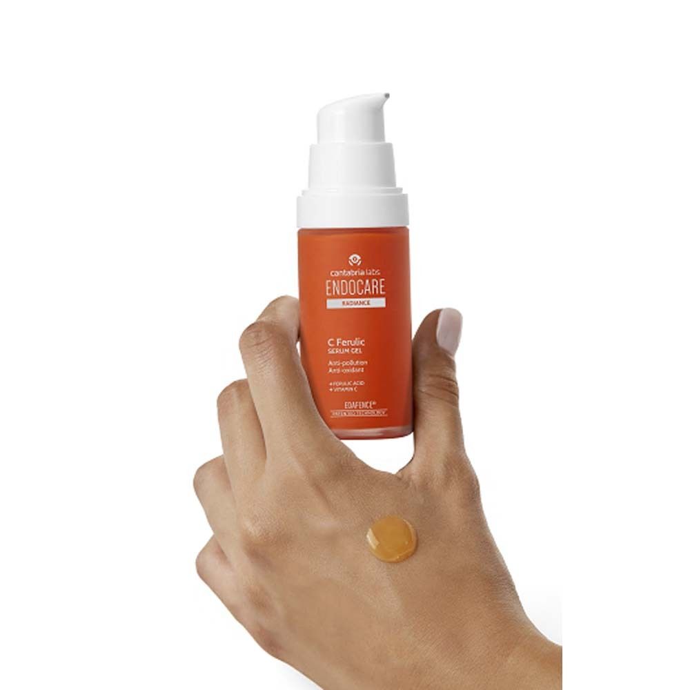 Produktverpackung. Weiße Verpackung mit Produktnamen und Inhaltsstoffen. Endocare C Ferulic Edafence Serum.