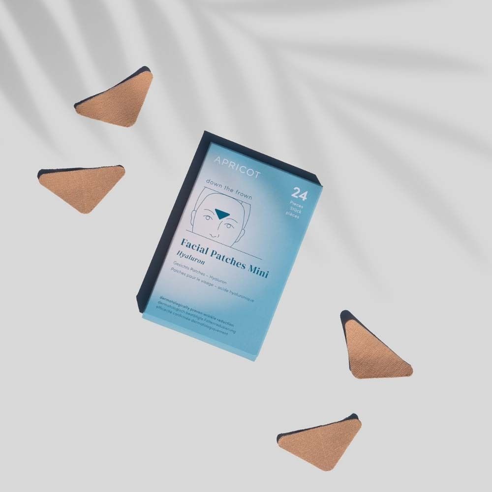 Hellblaue Schachtel mit Patches, umgeben von Patches.