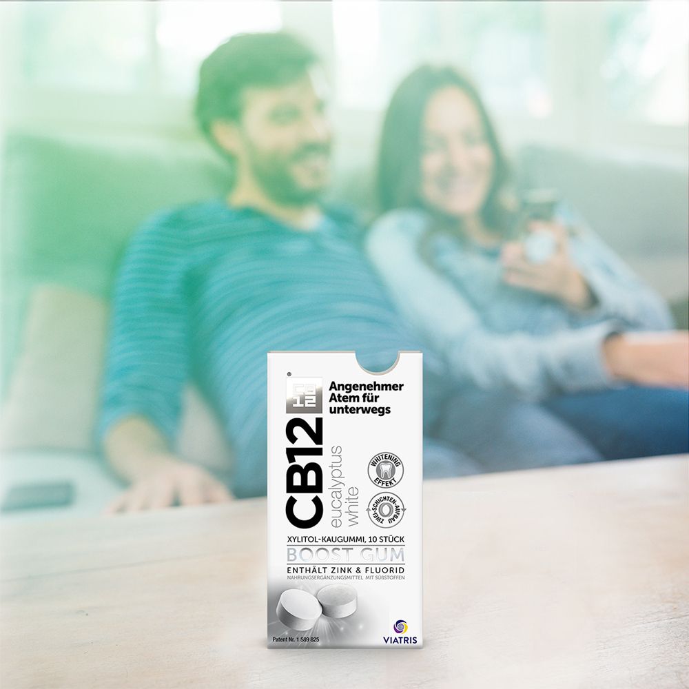 Personen auf Sofa. CB12 Eucalyptus White Kaugummi-Packung. Mit Logo und Produktinformationen.