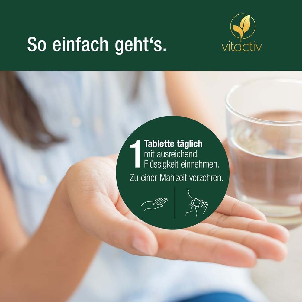 Hand hält Tablette und Glas Wasser. Text: 1 Tablette täglich mit Flüssigkeit einnehmen. vitactiv Logo.
