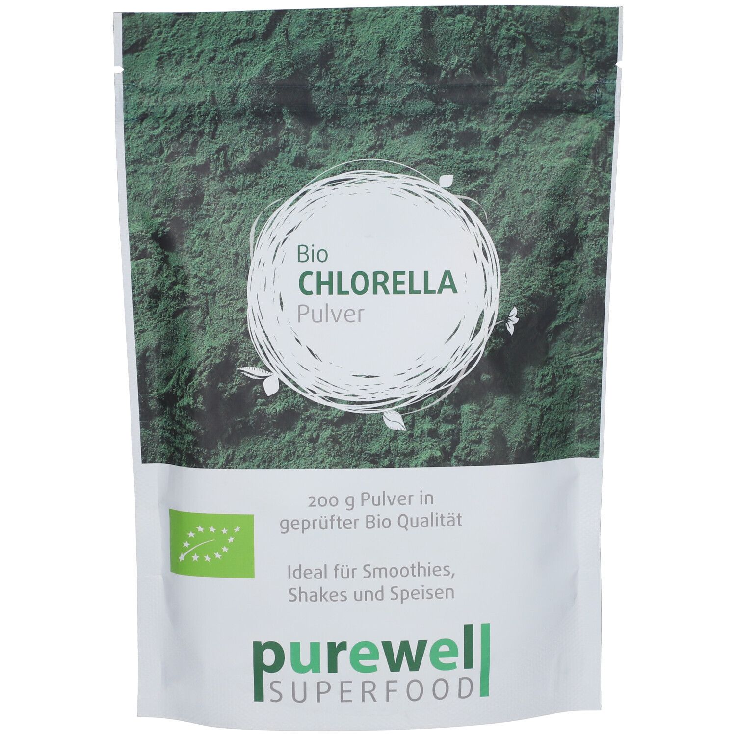 Beutel mit Bio Chlorella Pulver. Weißer Beutel mit grünem Aufdruck. Logo: Bio, purewell SUPERFOOD. Text: Bio Chlorella Pulver.