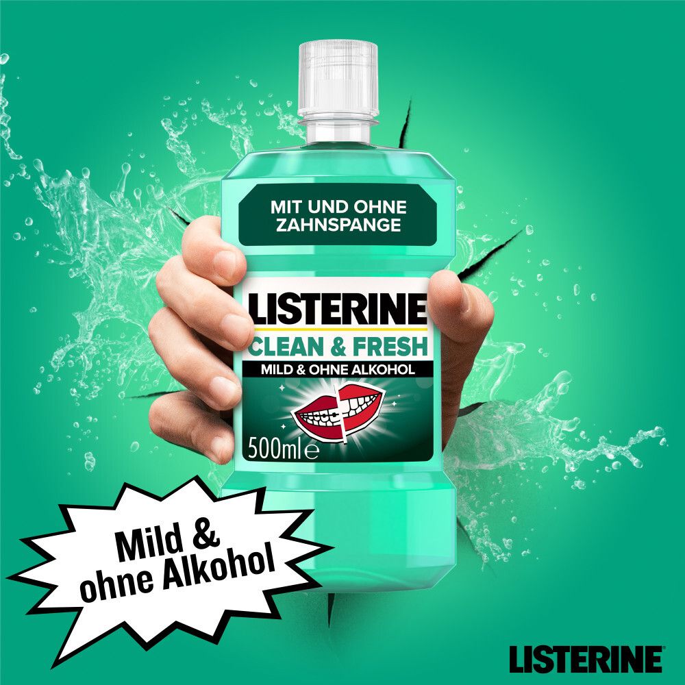 Hand hält LISTERINE® Clean & Fresh Flasche. Aufschrift: Mild & ohne Alkohol. Wasser-Effekt.