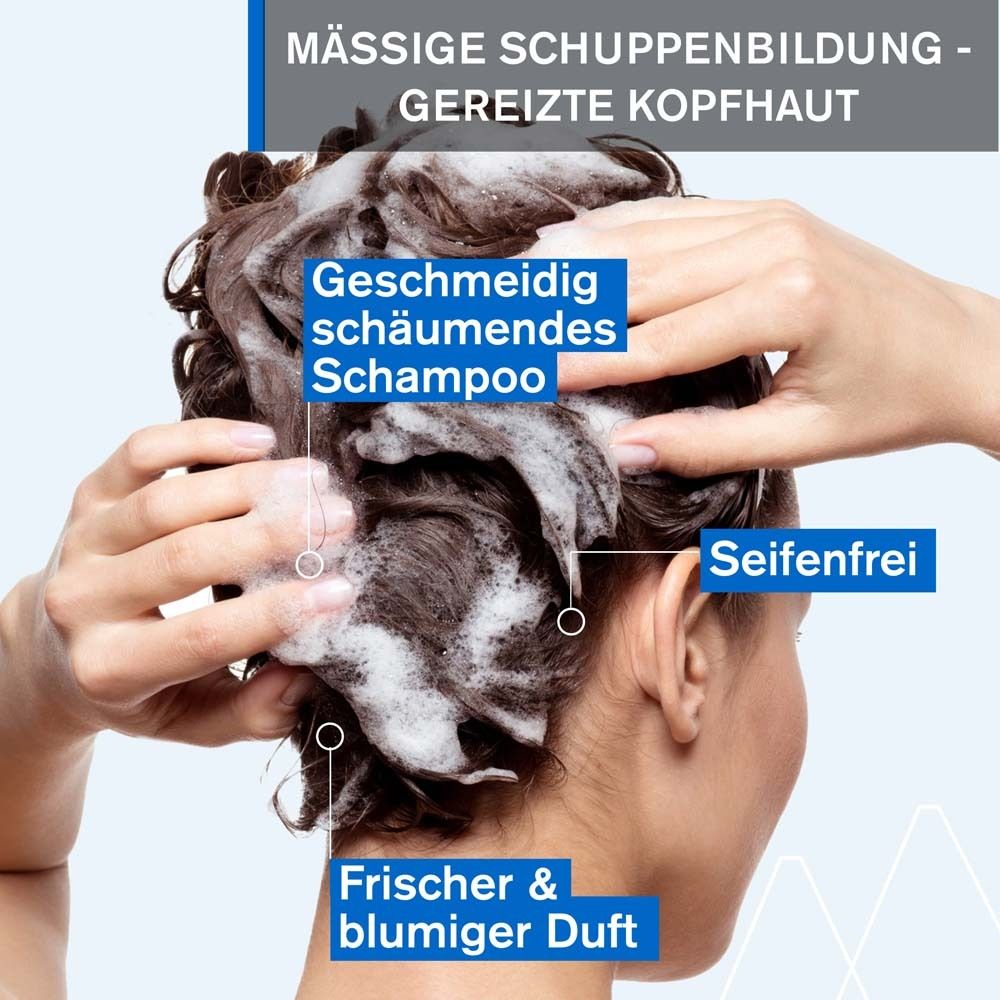 Person wäscht Haare mit schäumendem Shampoo. Text: Geschmeidig schäumendes Shampoo, seifenfrei, frischer & blumiger Duft.