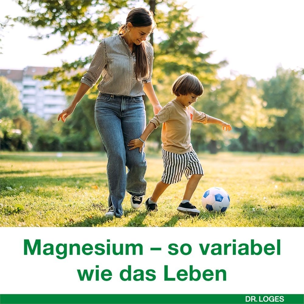 Mutter und Sohn spielen Fußball im Park, um die Vielseitigkeit von Magnesium zu zeigen.
