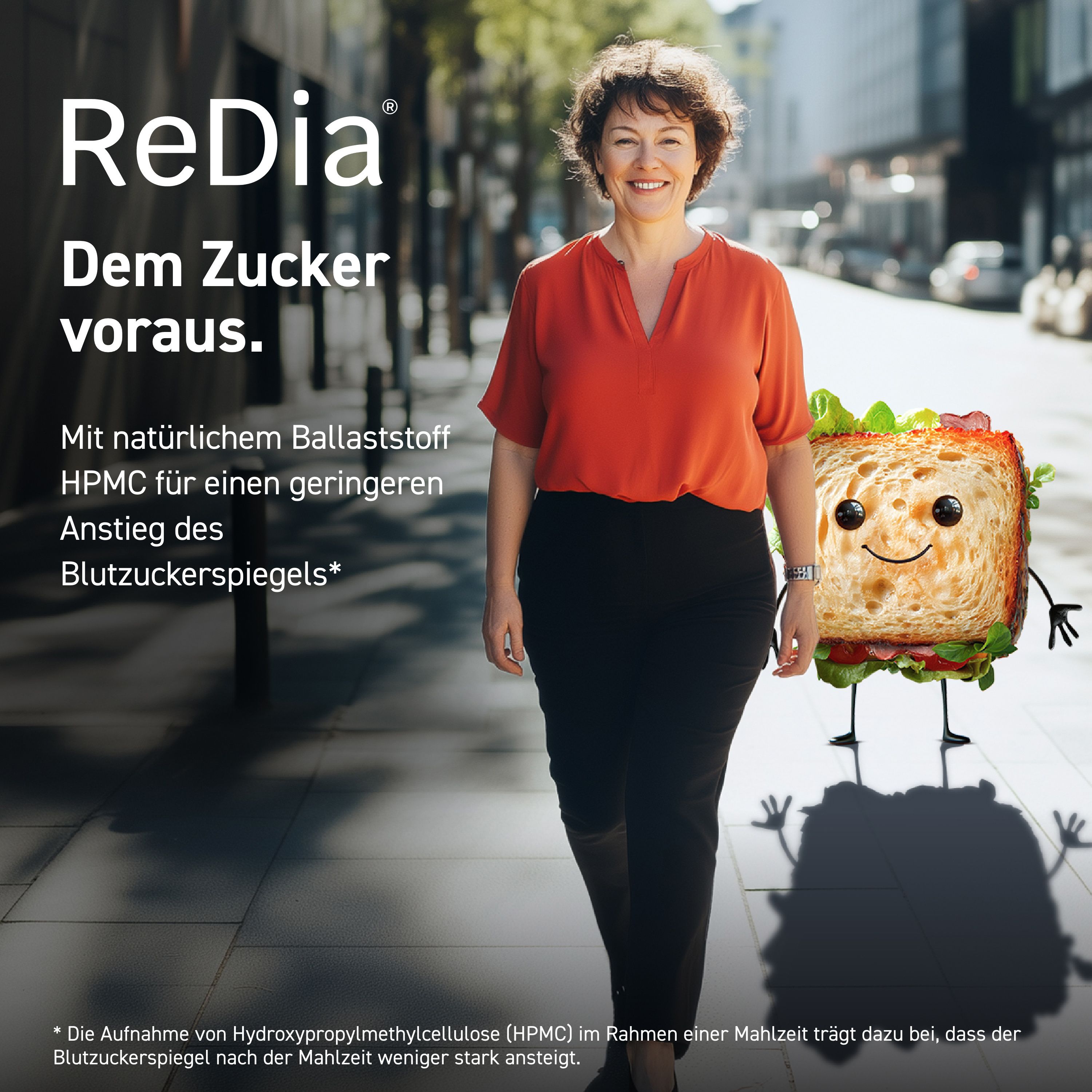 Frau geht auf der Straße. ReDia®-Werbung. Sandwich-Figur. Text: Dem Zucker voraus. Mit Ballaststoff HPMC.