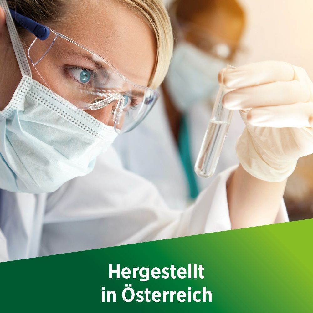 Wissenschaftlerin im Labor mit Reagenzglas. Hergestellt in Österreich.