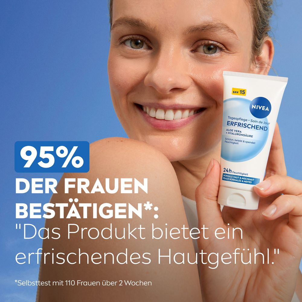 Frau hält NIVEA Erfrischende Tagespflege LSF 15; 95% der Frauen bestätigen erfrischendes Hautgefühl.