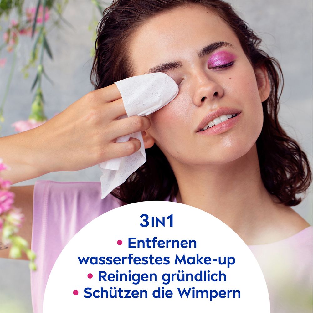 Frau reinigt Augen-Make-up mit NIVEA Mizellen Reinigungstuch. 3in1: Entfernt, reinigt, schützt.