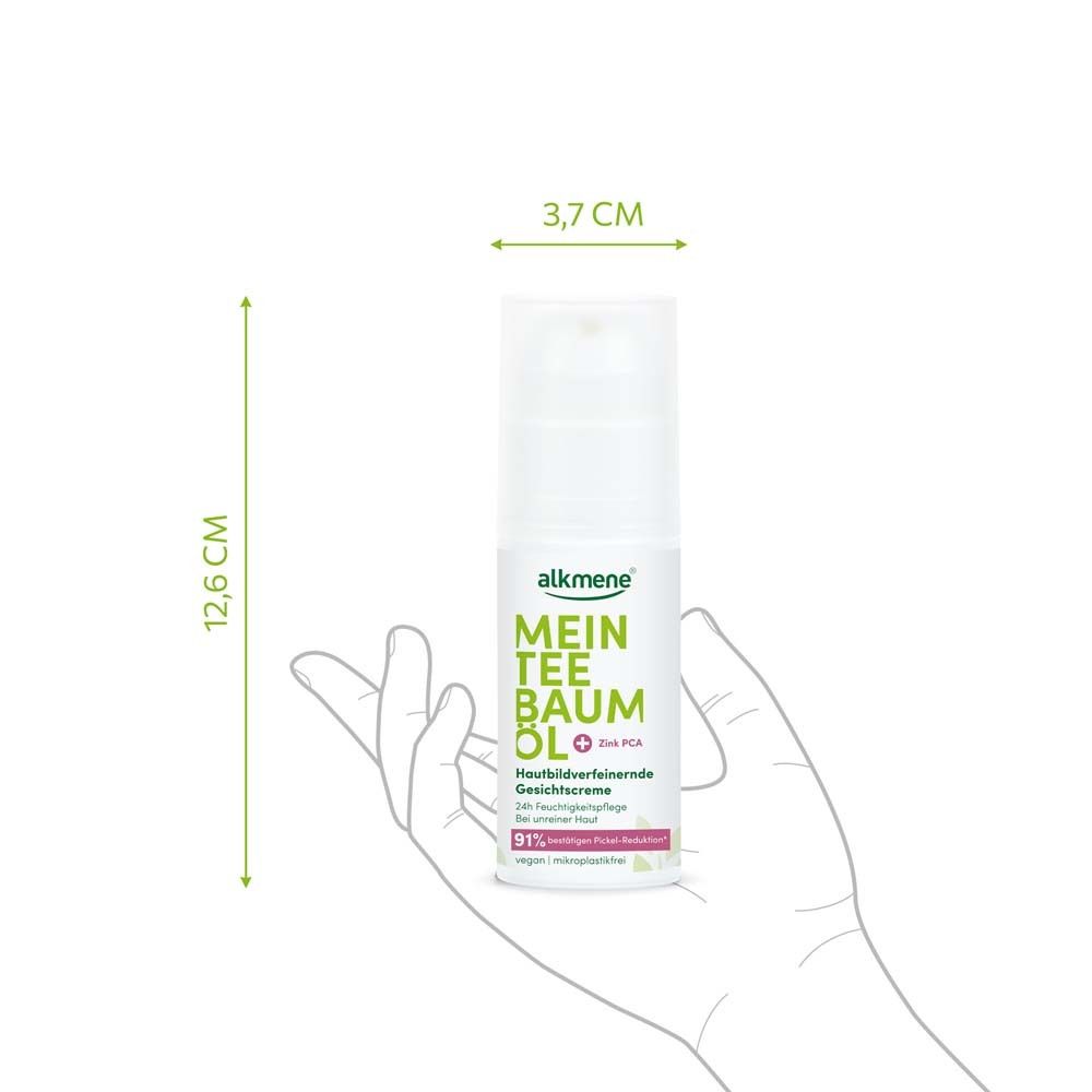 Gesichtscreme in Hand. Maße: 12,6 cm hoch, 3,7 cm breit. Produktname und Logo sichtbar.