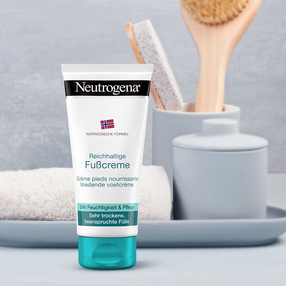 Fußcreme-Tube mit Zubehör. Auf Tablett mit Handtuch, Bürste und Behälter. Neutrogena-Logo und Produktbezeichnung.