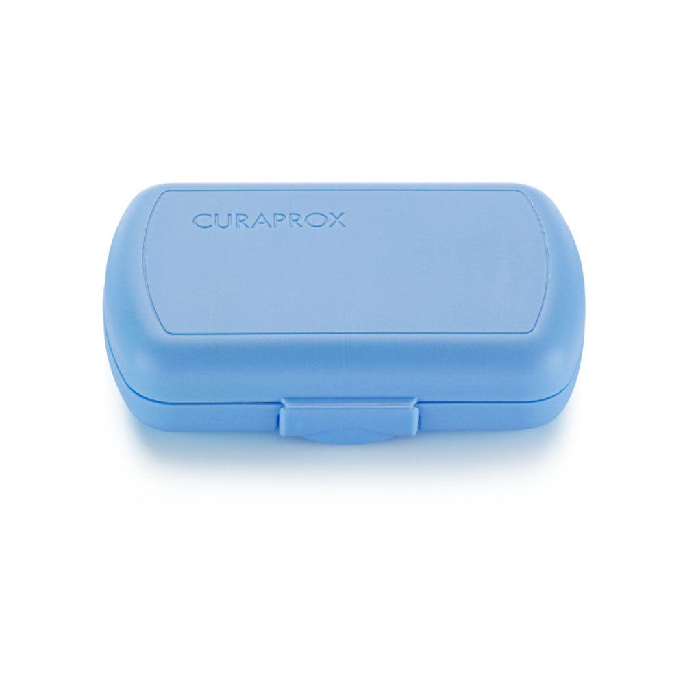 Geschlossenes blaues Reiseetui mit dem Schriftzug CURAPROX. Rechteckige Form mit abgerundeten Ecken.