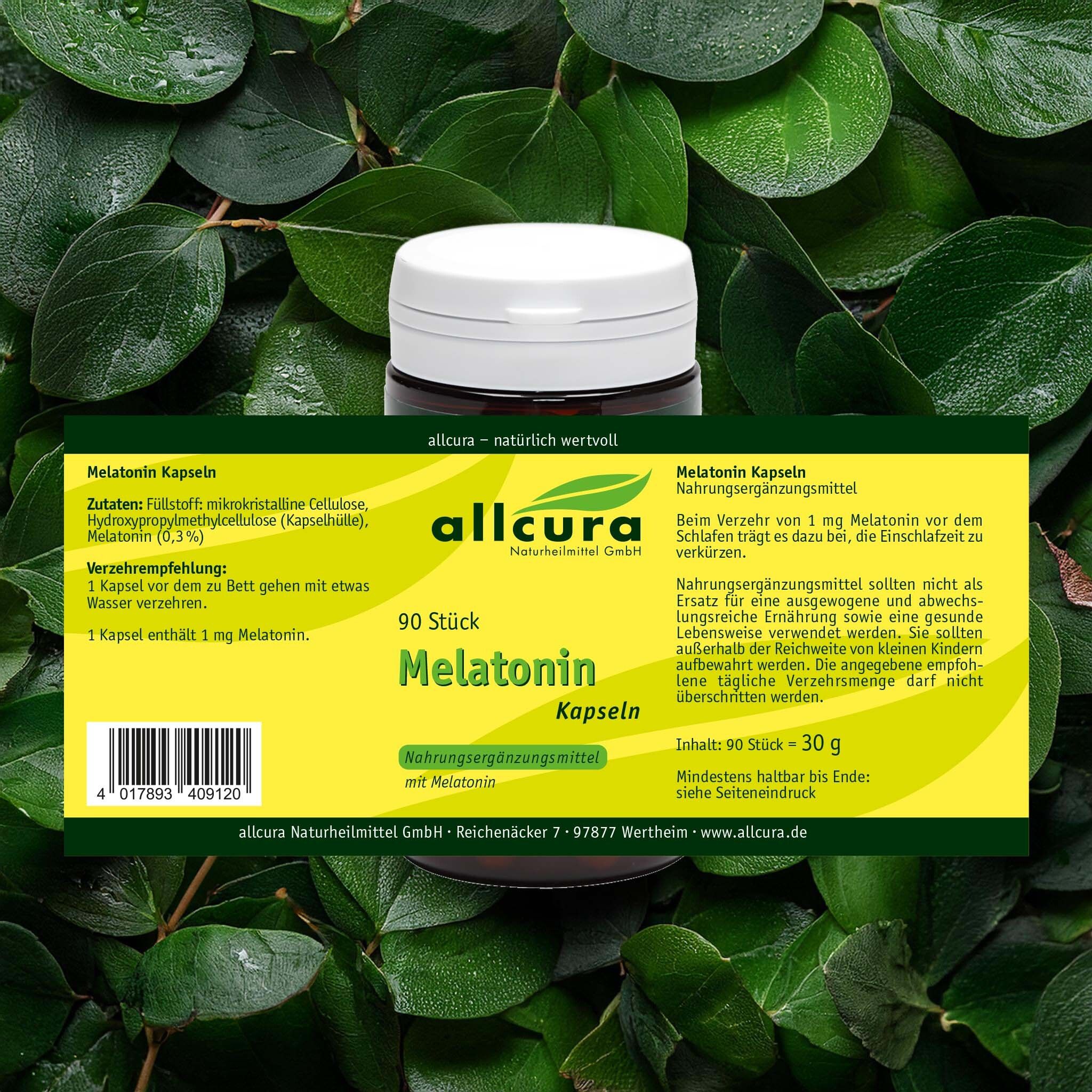 Braune Dose mit weißem Deckel, umgeben von Blättern. Gelbes Etikett mit Text: allcura Melatonin Kapseln, 90 Stück.