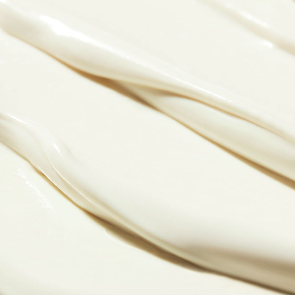 Nahaufnahme von weißer, cremiger Sonnencreme. Glatte Textur.