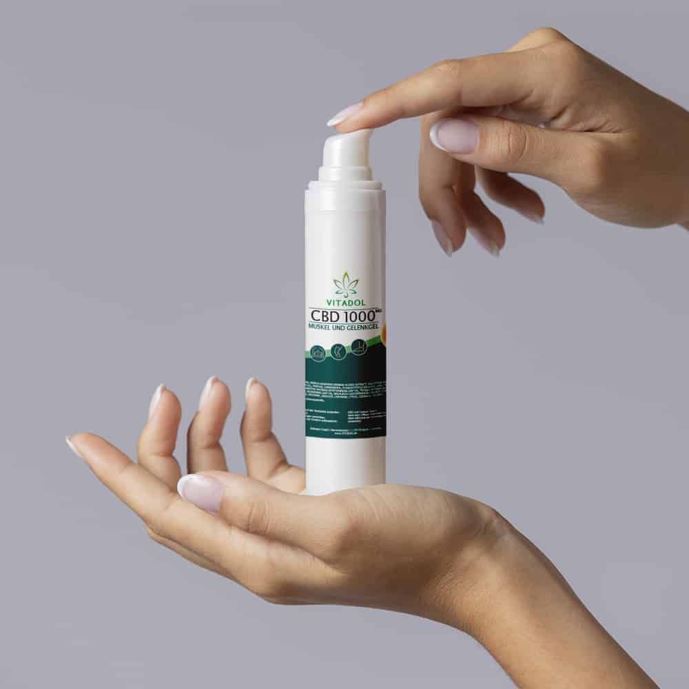 Weißes Gel mit Pumpverschluss, gehalten von zwei Händen. Aufschrift: VITADOL CBD 1000 MG MUSKEL- UND GELENKGEL. Grün-weißes Design.