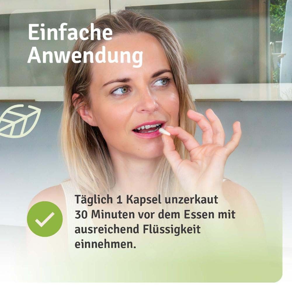 Frau nimmt Kapsel in den Mund. Text: Einfache Anwendung. Täglich 1 Kapsel unzerkaut 30 Minuten vor dem Essen mit Flüssigkeit.
