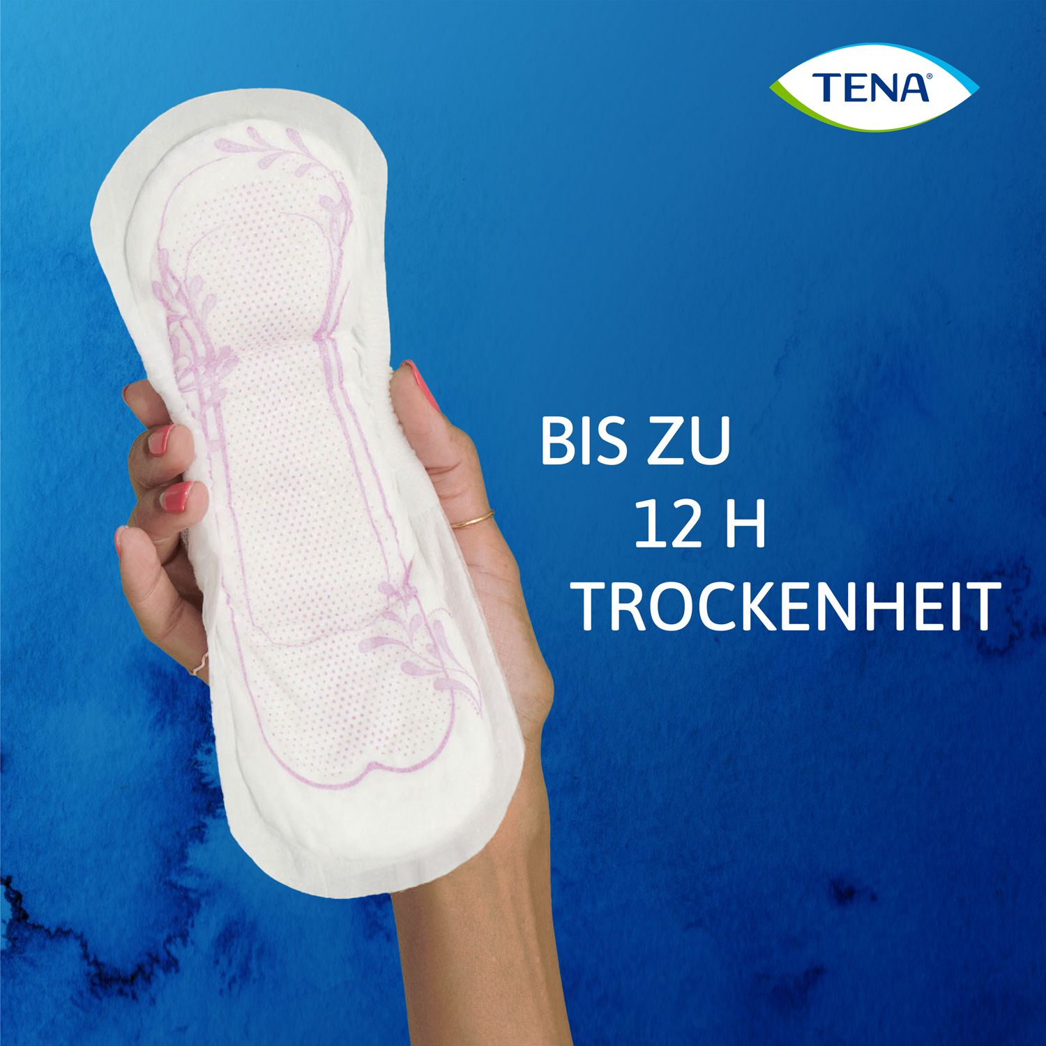 Eine Hand hält eine TENA discreet Einlage. Aufschrift: BIS ZU 12 H TROCKENHEIT.