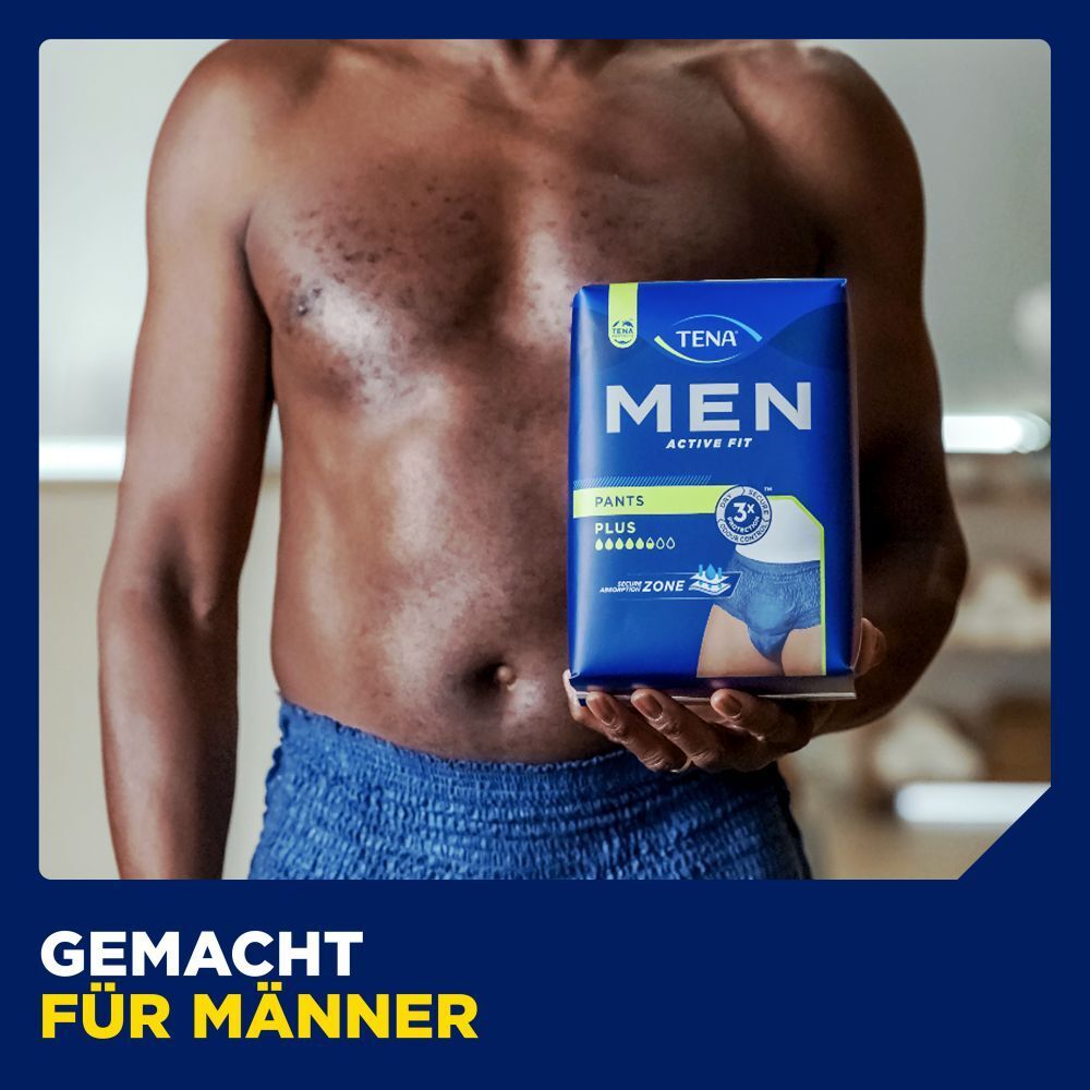Mann hält eine Packung TENA Men Active Fit Pants Plus. Aufschrift: MEN, Pants, Plus. Hintergrund: blau.