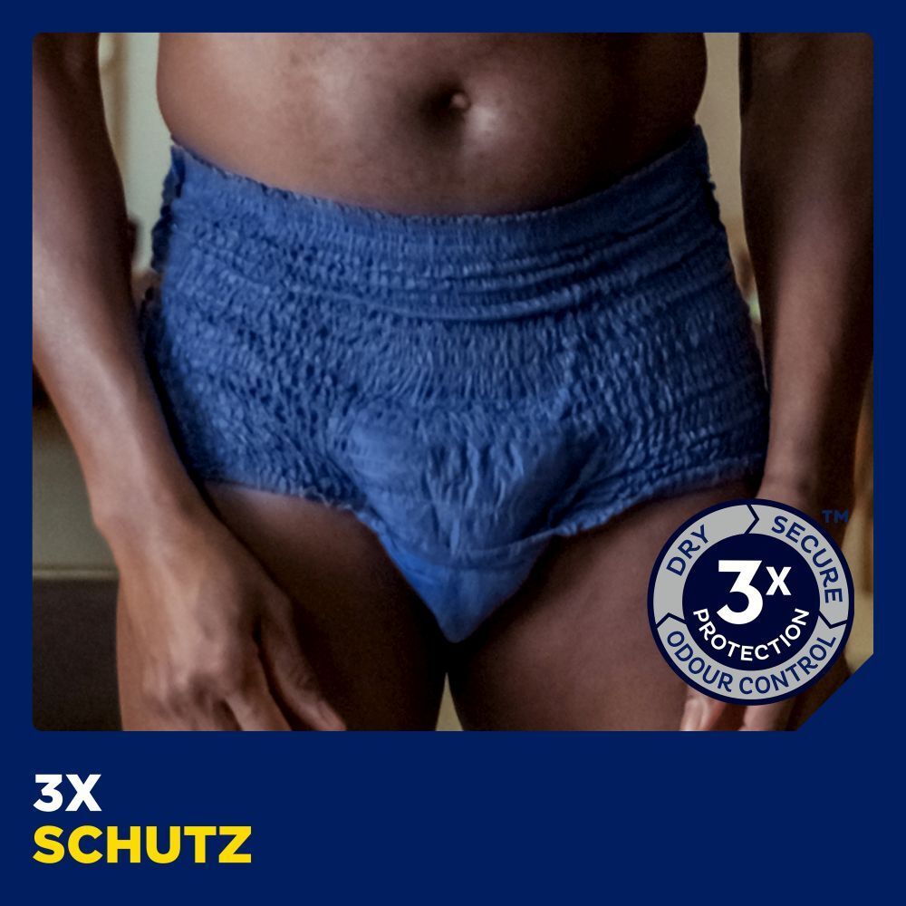 Person in blauen Pants. Blaue Pants mit maskulinem Schnitt. 3X Schutz-Symbol. 3X Schutz.