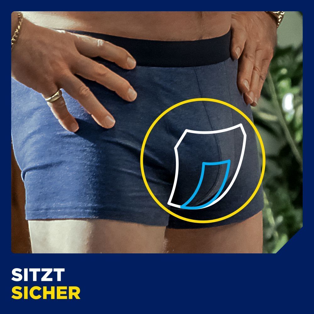 Mann in blauer Boxershorts. Gelber Kreis um den Schritt. Text: Sitzt sicher. Mit einem Symbol.