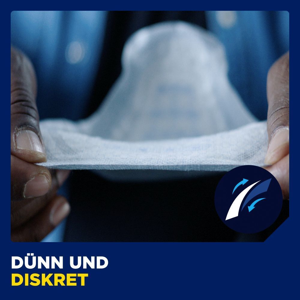 Nahaufnahme eines TENA Men Active Fit. Das Produkt wird zwischen zwei Händen gehalten. Text: Dünn und diskret.