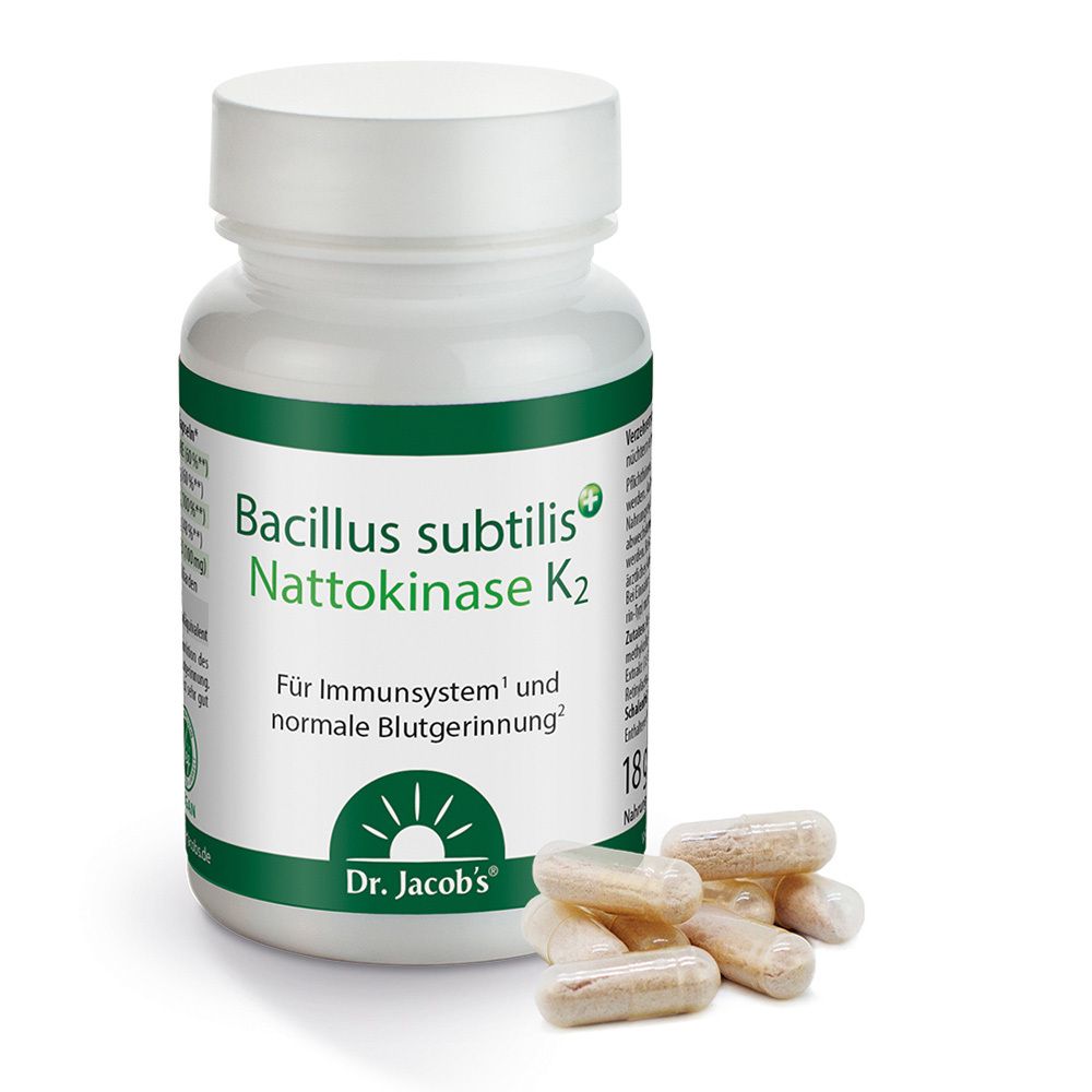Weiße Flasche mit grünen Etiketten und Kapseln daneben. Aufschrift: Bacillus subtilis Nattokinase K2.