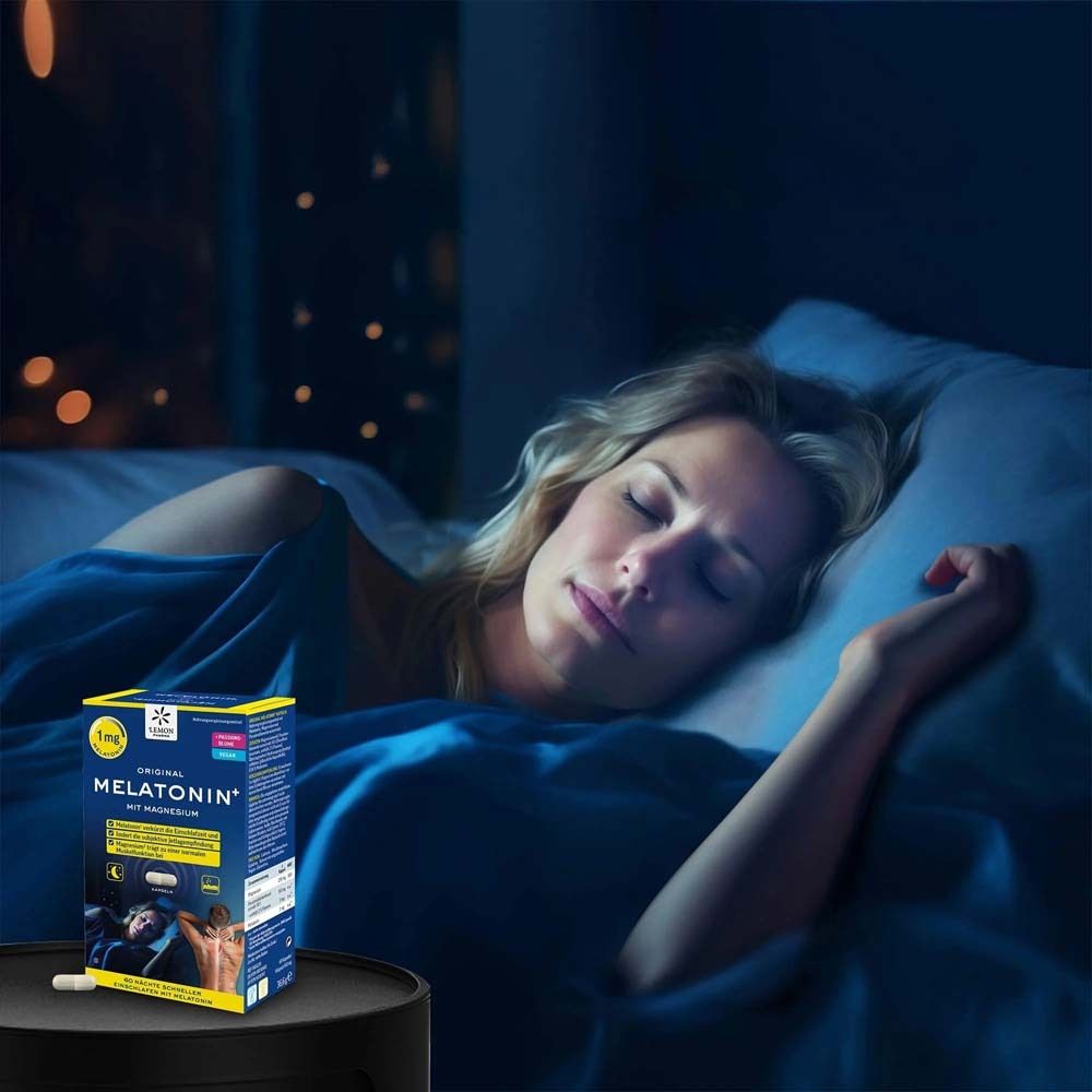 Eine Frau schläft in einem Bett. Daneben steht eine Packung Original Melatonin+ Kapseln. Dunkle Umgebung.