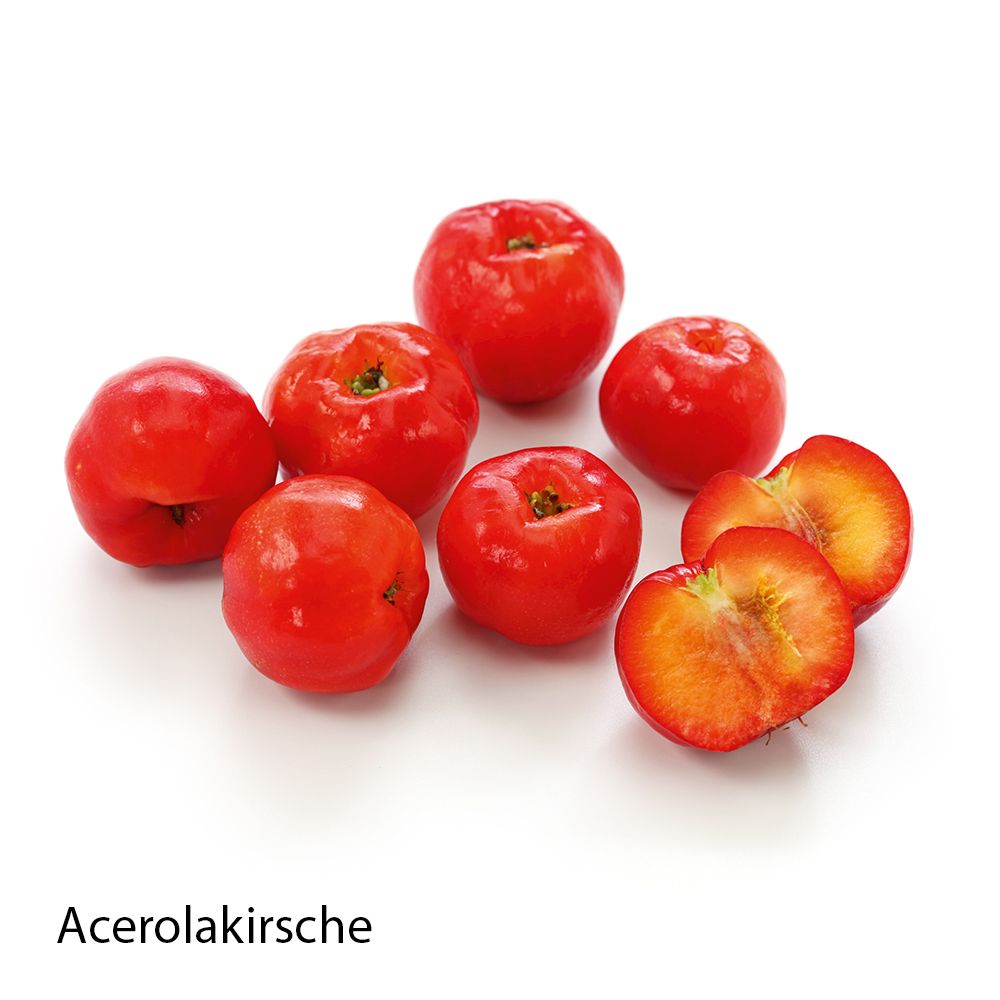 Nahaufnahme von Acerolakirschen. Mehrere rote Früchte, einige halbiert. Text: Acerolakirsche.