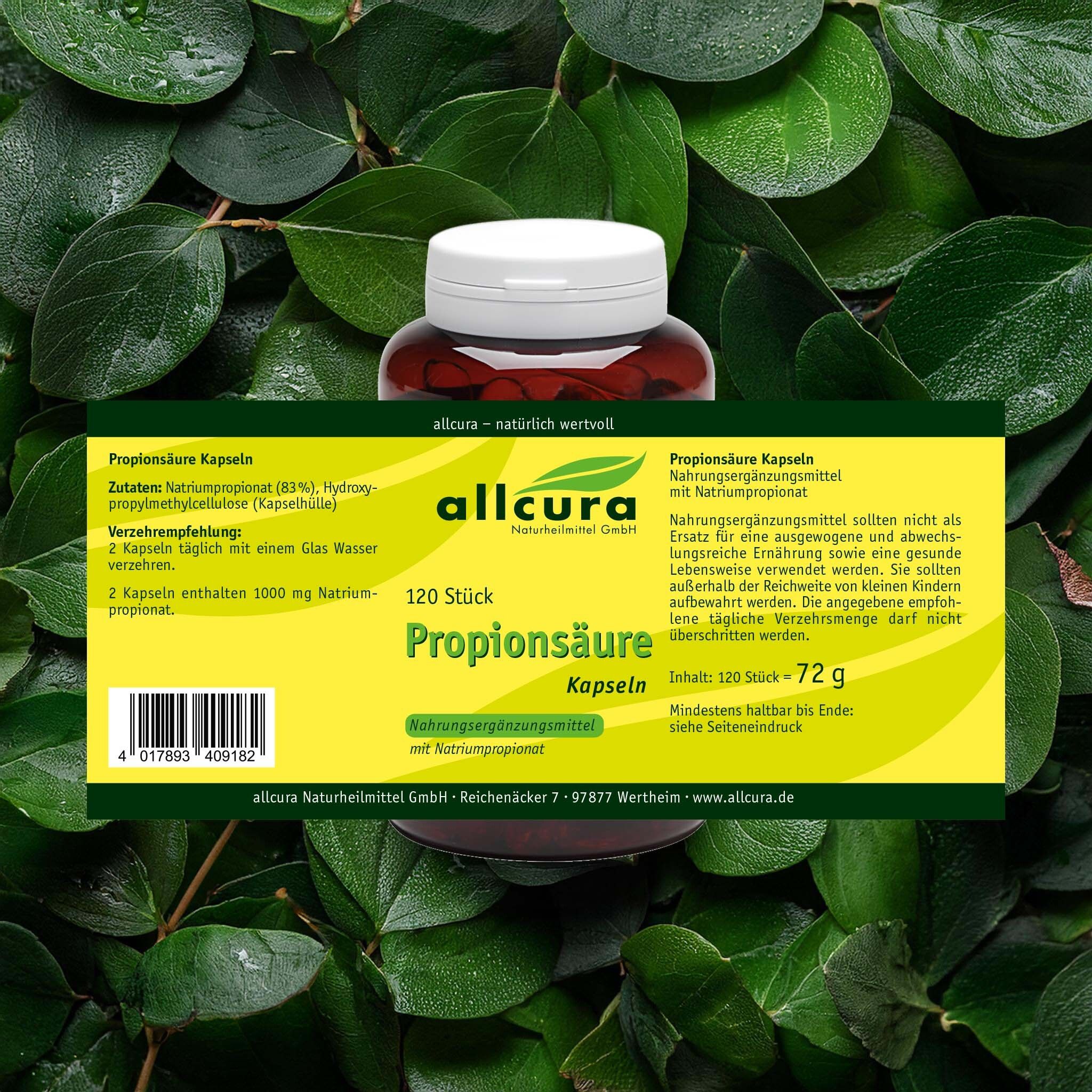 Braune Flasche mit weißem Deckel. Gelbes Etikett mit "allcura Propionsäure Kapseln". 120 Stück. Hintergrund: Blätter.