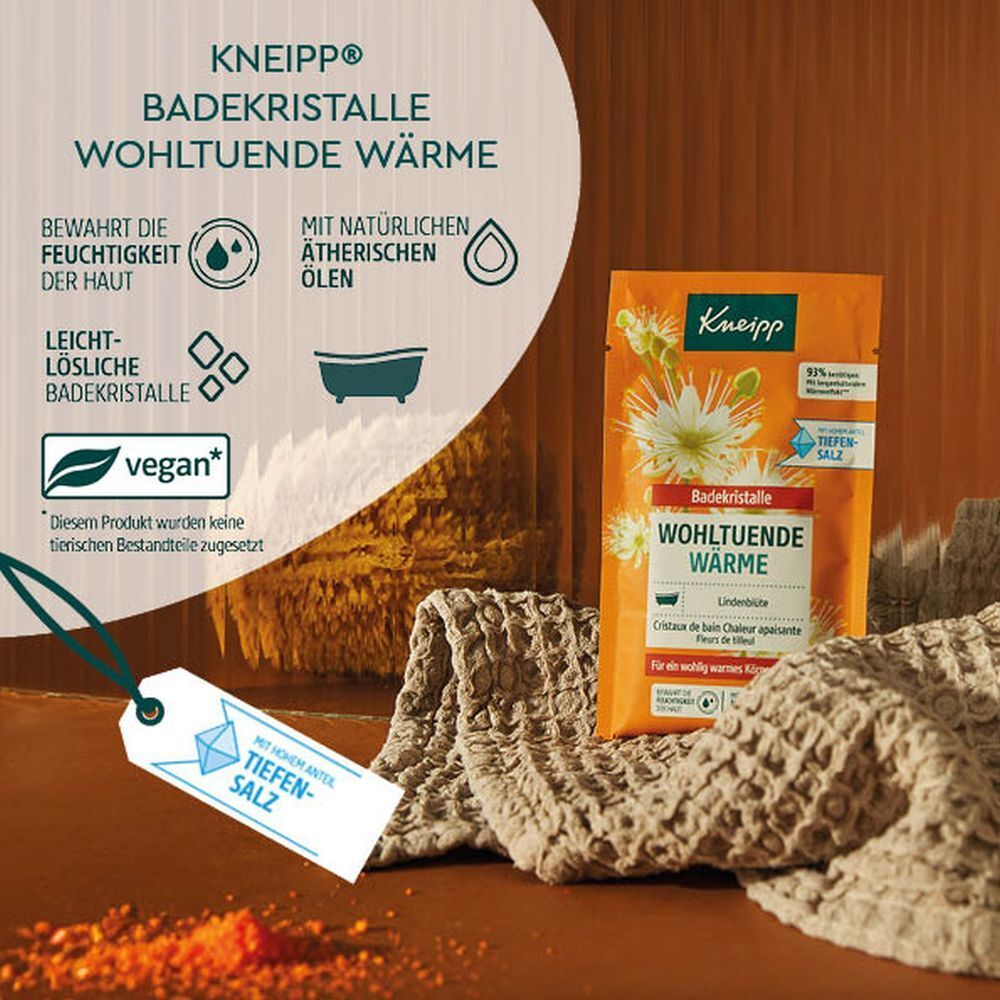 Produktverpackung mit Badekristallen und Handtuch. Text: Kneipp, Badekristalle, wohltuende Wärme, vegan. Mit Tiefensalz.