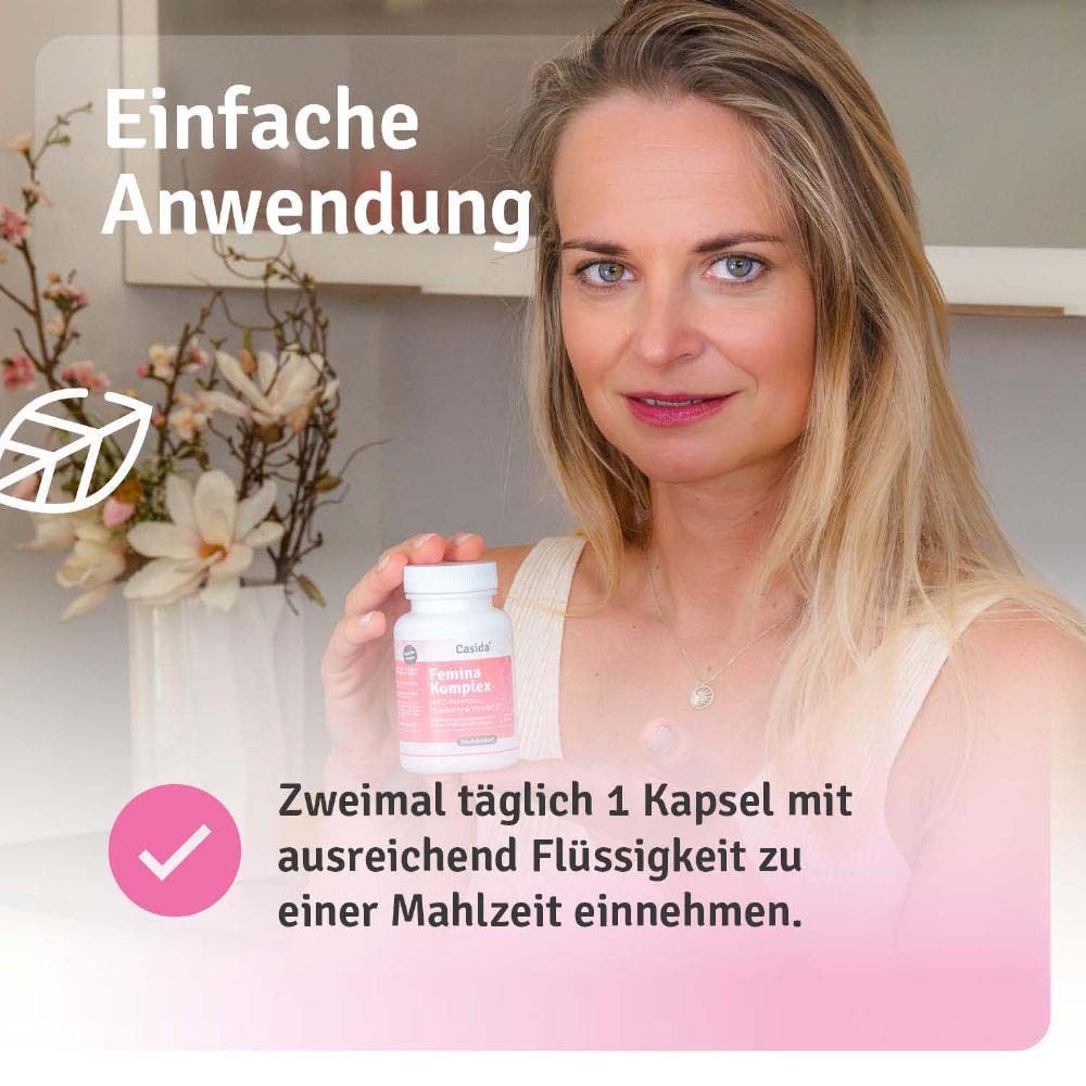 Frau hält Produktflasche. Einnahme: 1 Kapsel zweimal täglich mit Flüssigkeit. Pinker Hintergrund.