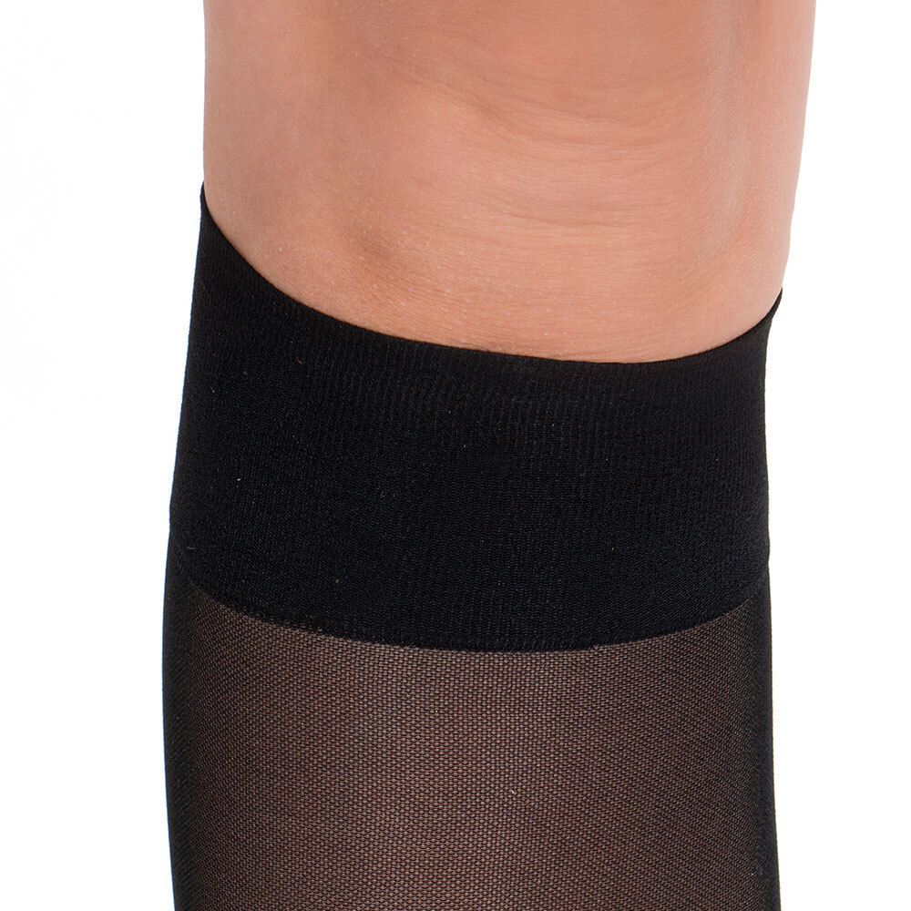 Detailaufnahme des oberen Teils eines schwarzen Kniestrumfes. Schwarzer Bund.