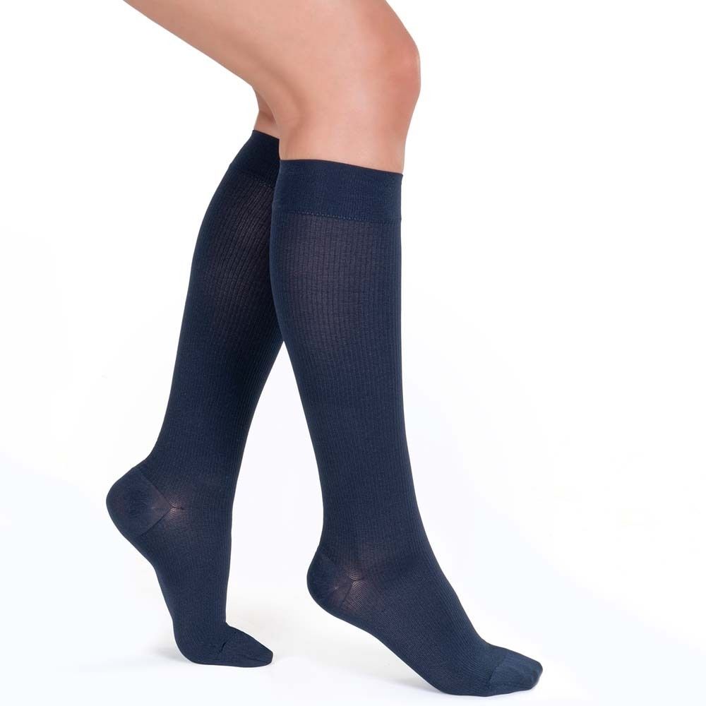 Blau Kniestrümpfe. Blickdicht. Auf weißem Hintergrund. Zeigen die Kniestrümpfe am Bein.