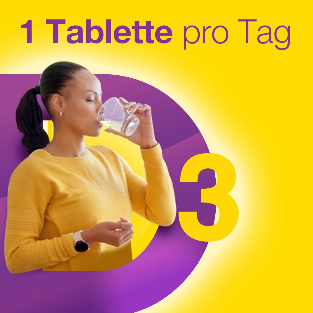 Frau trinkt Wasser. Gelber Hintergrund mit lila D3. Text: 1 Tablette pro Tag.