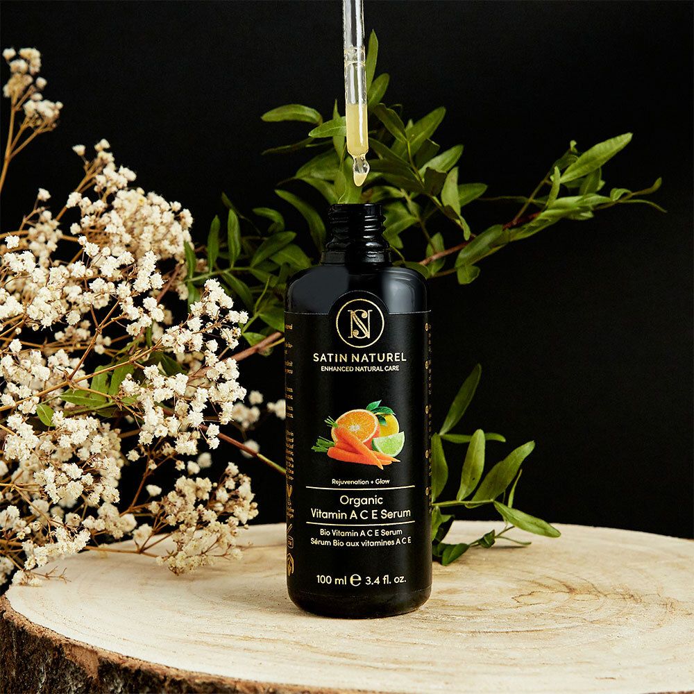 Schwarze Flasche mit Pipette. Aufschrift: SATIN NATUREL, Organic Vitamin A C E Serum. 100 ml.