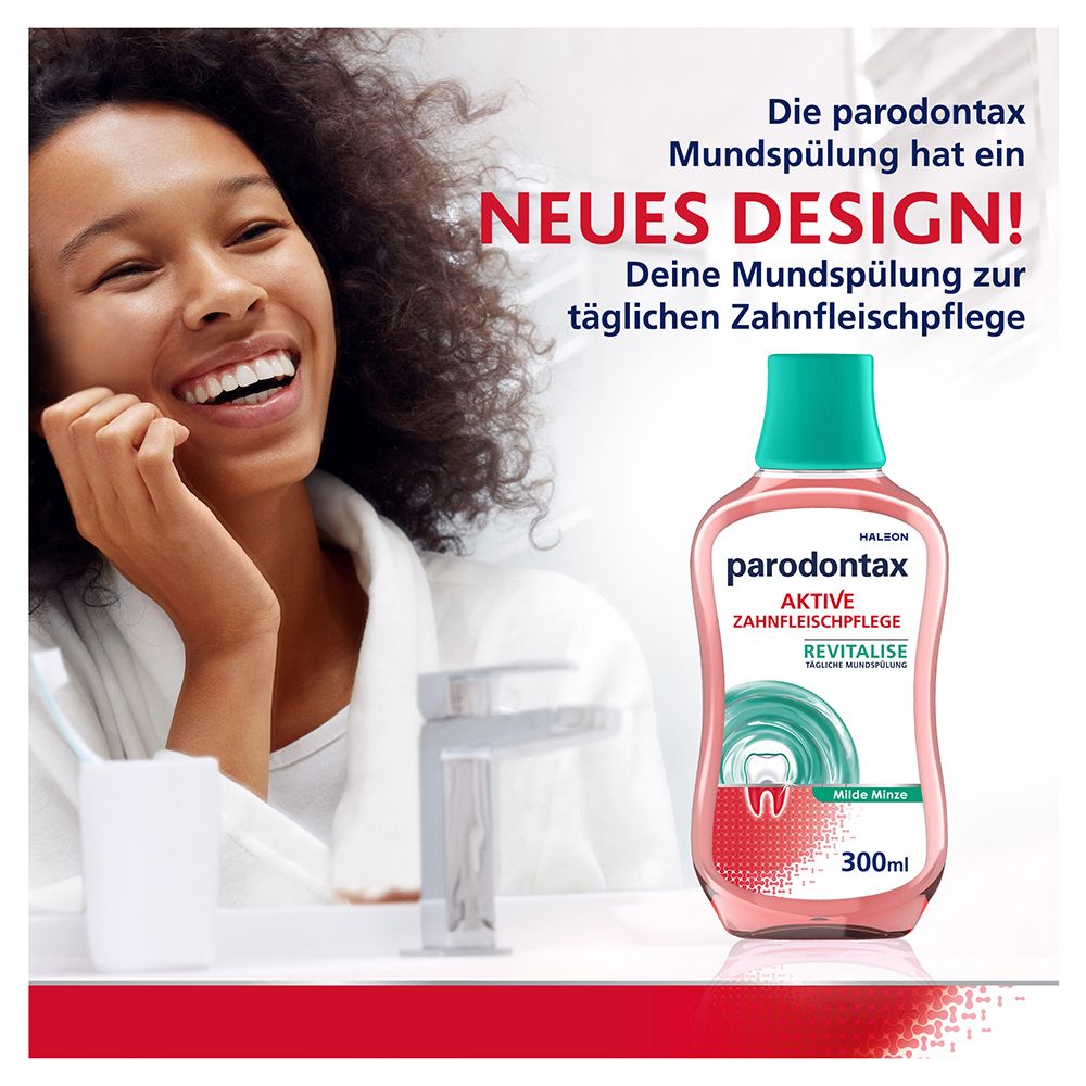 Frau lächelt. parodontax® Mundspülung neben Waschbecken. Aufschrift: Neues Design! Aktive Zahnfleischpflege.
