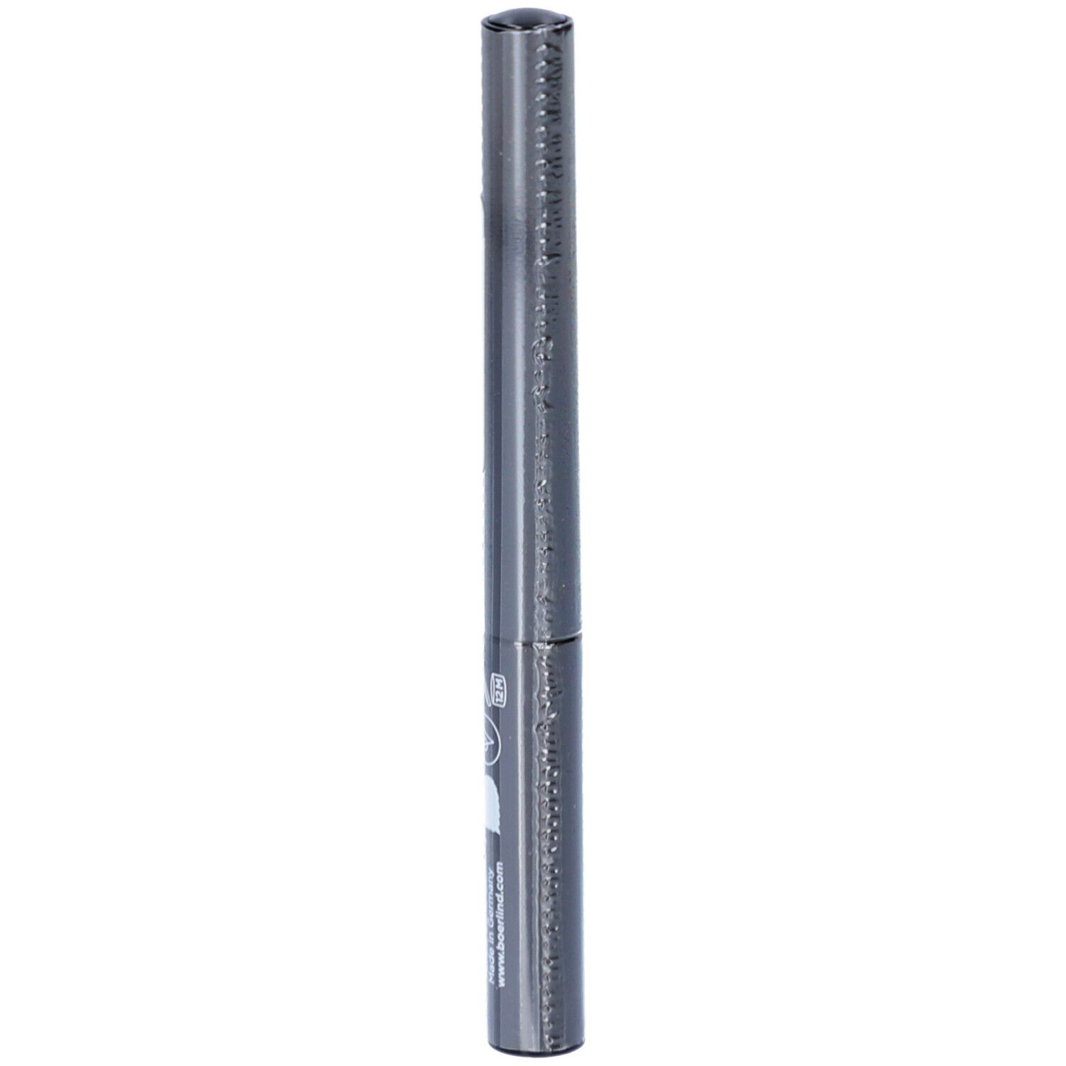 Schwarzer flüssiger Eyeliner in einer zylindrischen Hülse. Die Verpackung ist dunkelgrau mit weißer Schrift. Der Eyeliner ist vertikal ausgerichtet.